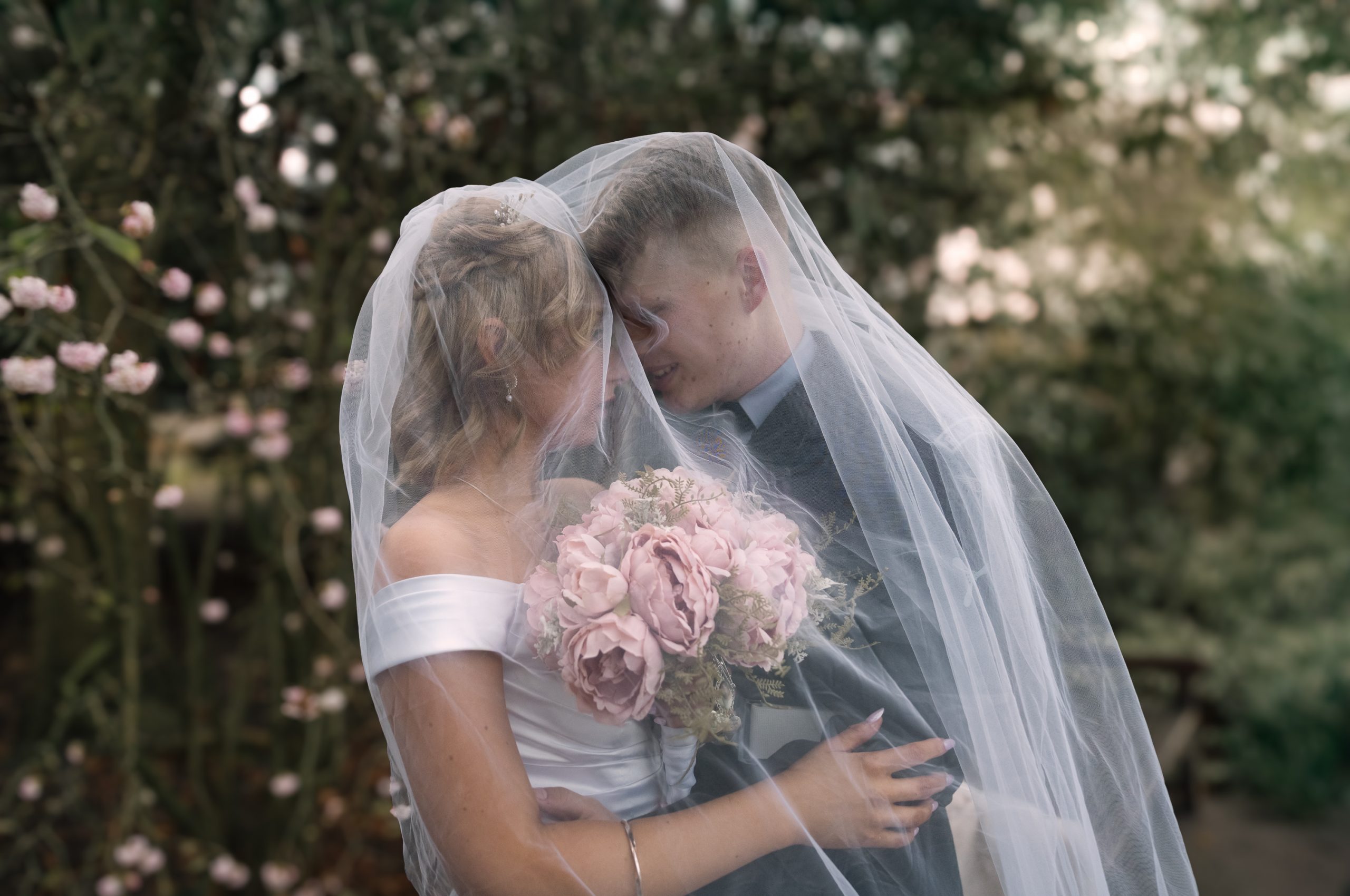 Bride&Groom Abbey Gardens