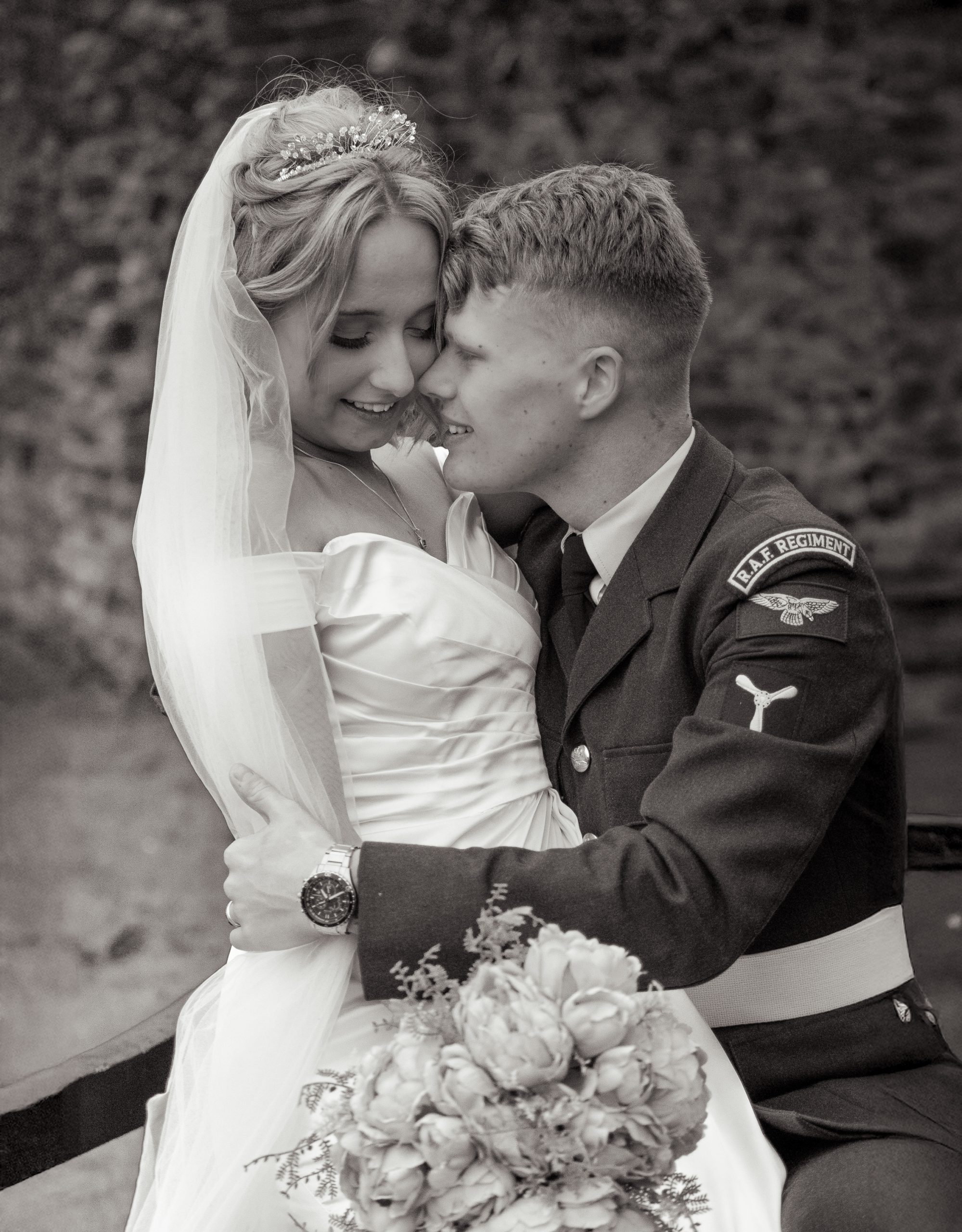 Bride&Groom Abbey gardens