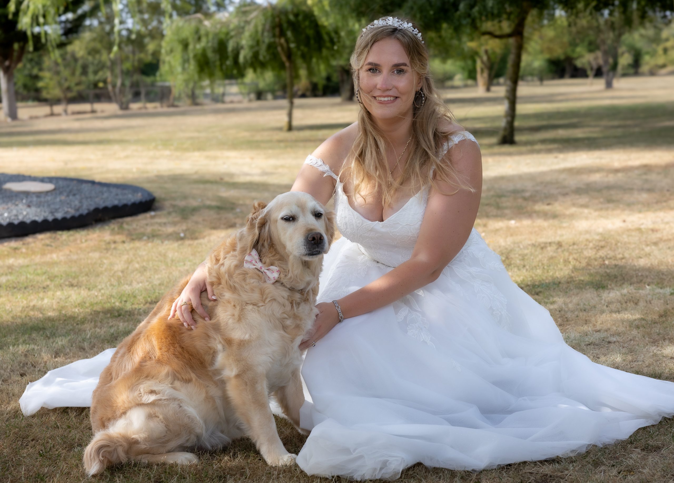 2H2A8110 bride hugging her best friend